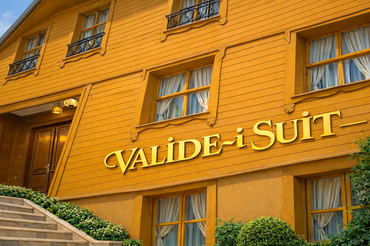 Valide i Suit'in sarı ahşap dış cephesi