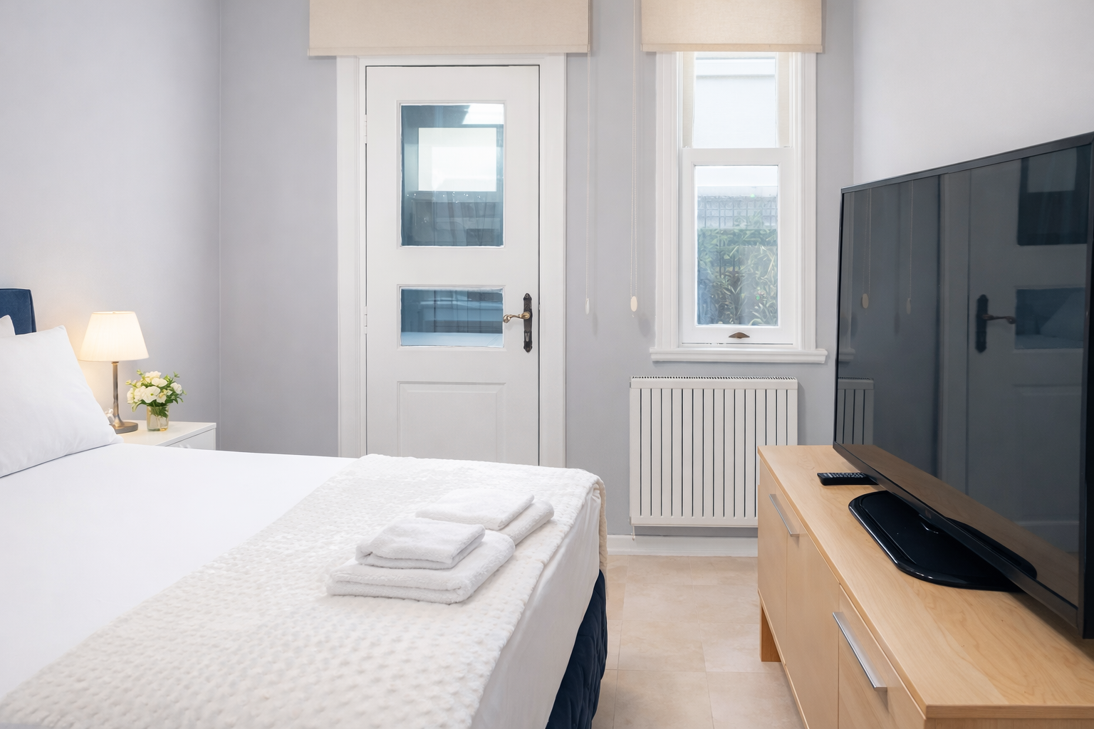 Televizyonlu sade ve modern çift kişilik oda